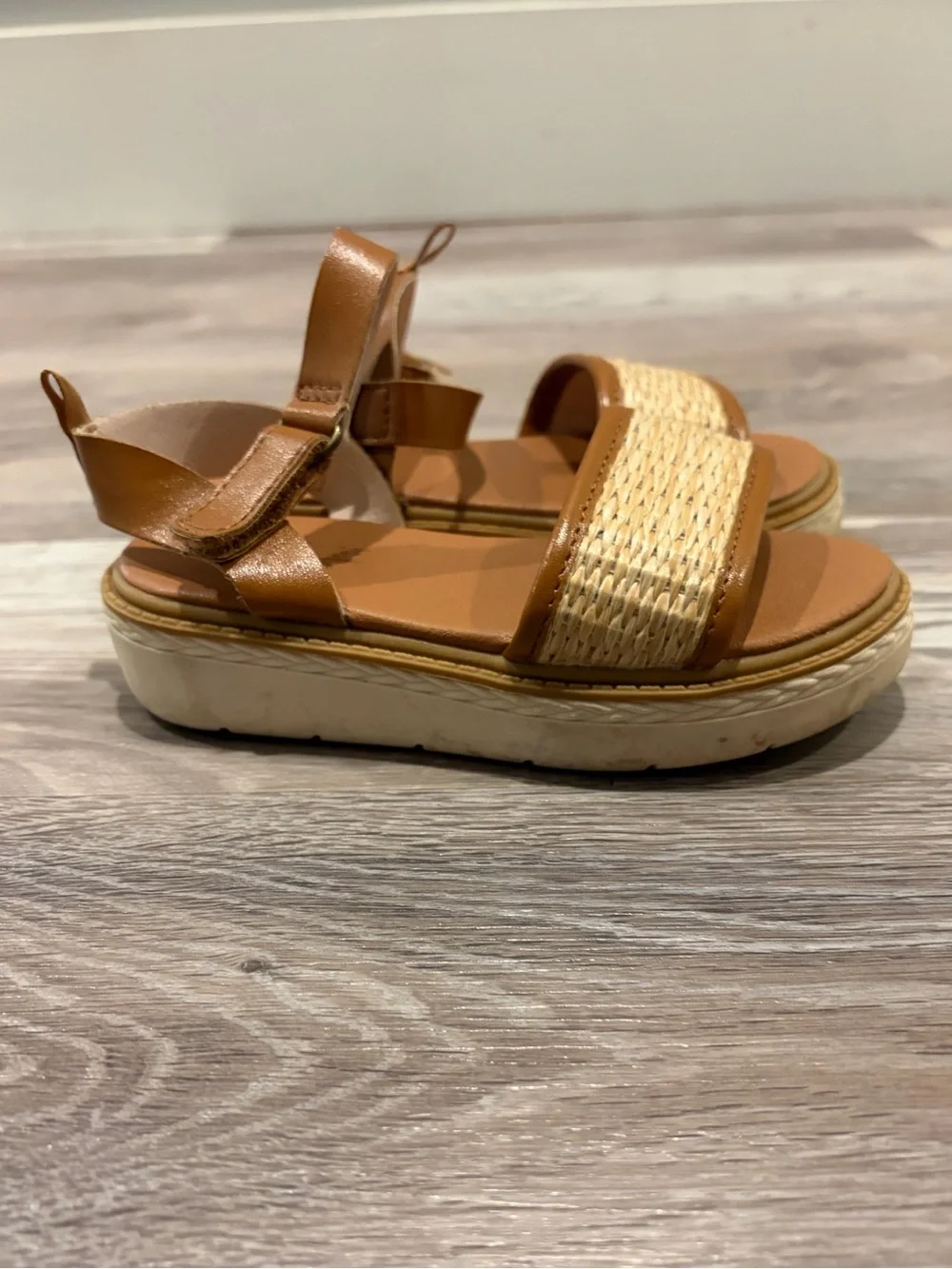 OshKosh B’gosh Leo Toddler Girls Wedge Sandals w/ velcro strap size 9
